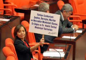 MECLİS TE SADIK YAKUT A TEPKİ PANKARTI